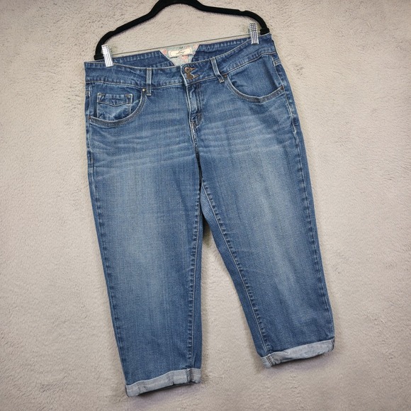 Levis Jeans Womens 16 Blue Capri Rolled Cuff Medium Wash Denim Stretch Classic - Picture 1 of 12